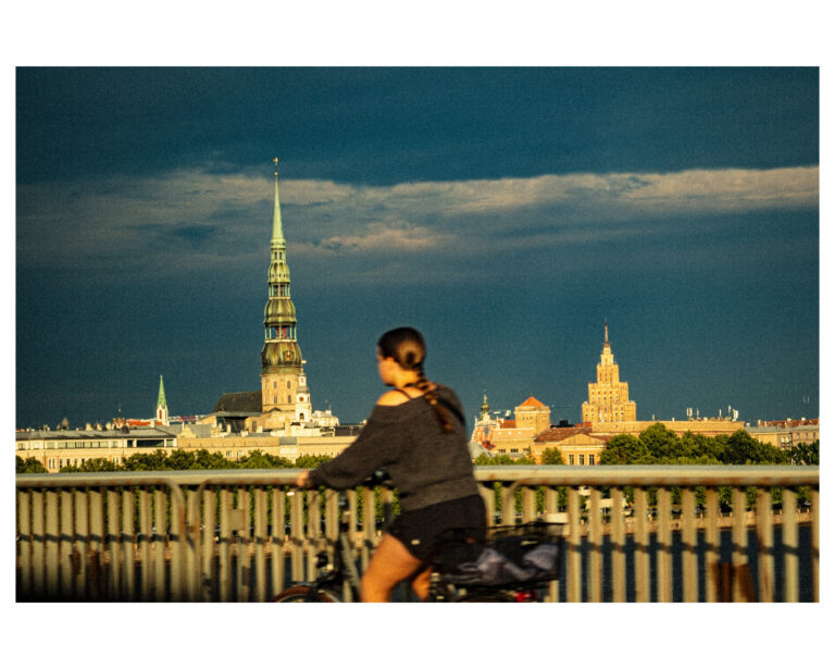 Фотография девушки едущей на велосипеде.